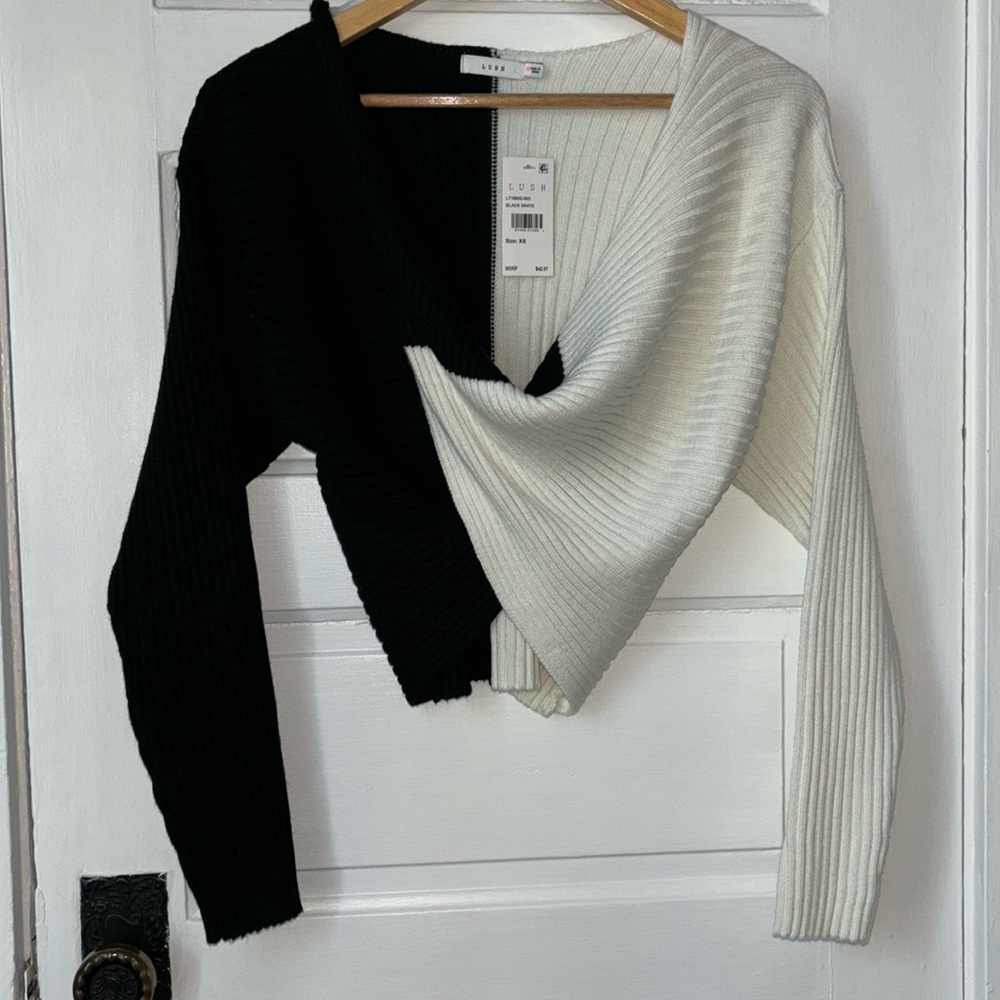 LUSH TWIST FRONT CROPPED COLOR-BLOCK SWEATER